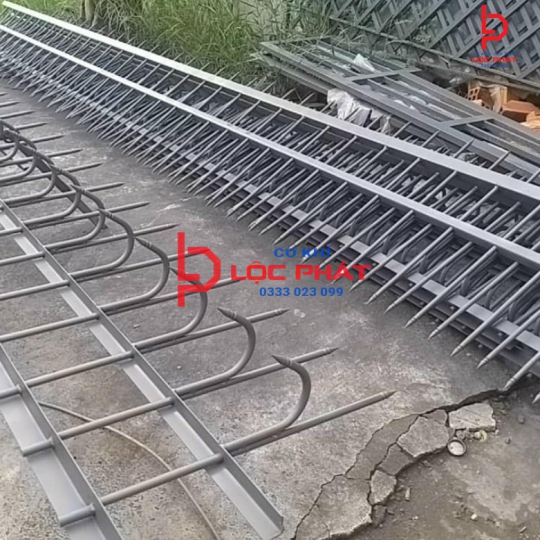 Thiết kế và lắp đặt hàng rào chông sắt tại Đồng Xoài