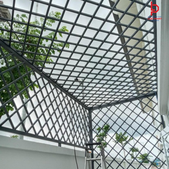 Thợ làm bông bảo vệ sân thượng tại Quận 12