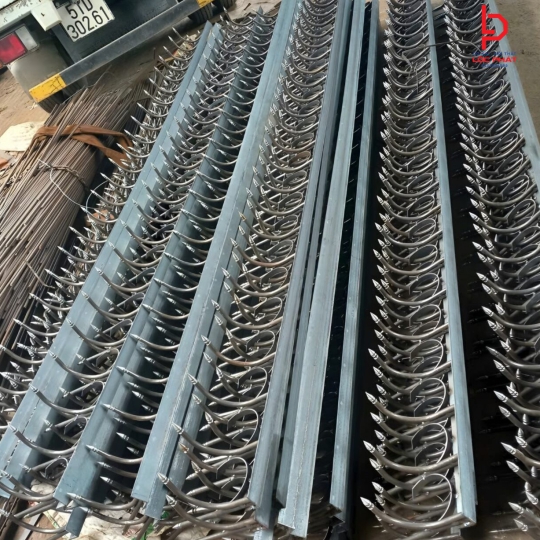 Thợ làm hàng rào chông sắt tại Long Khánh