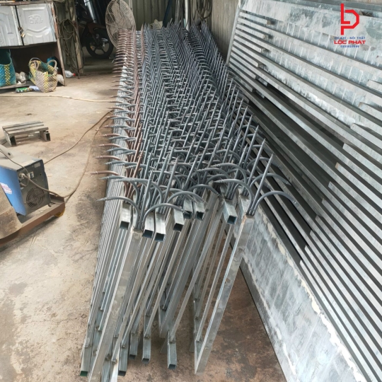 Thợ làm hàng rào chông sắt tại Long Khánh