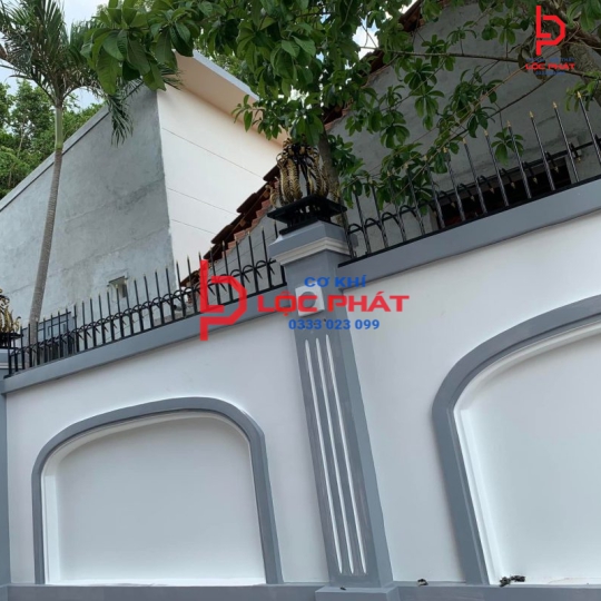 Thợ làm hàng rào chông sắt tại Quận 9