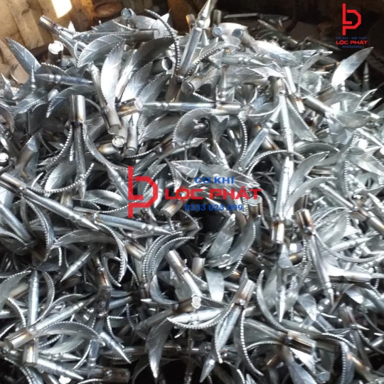 Thợ làm hàng rào chông sắt tại Quận 9