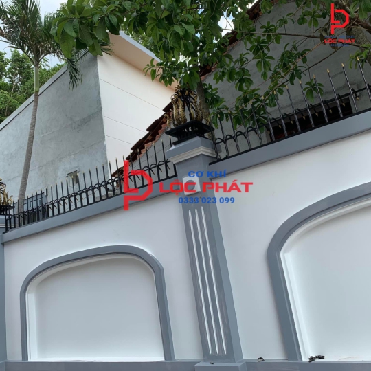 Thợ làm hàng rào chông sắt tại Xuân Lộc 