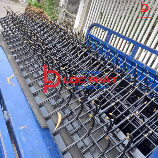 Thợ làm hàng rào chông sắt tại Xuân Lộc 