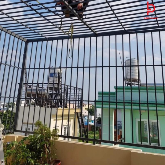 Thợ thi công khung bảo vệ chống trộm tại Tân Bình