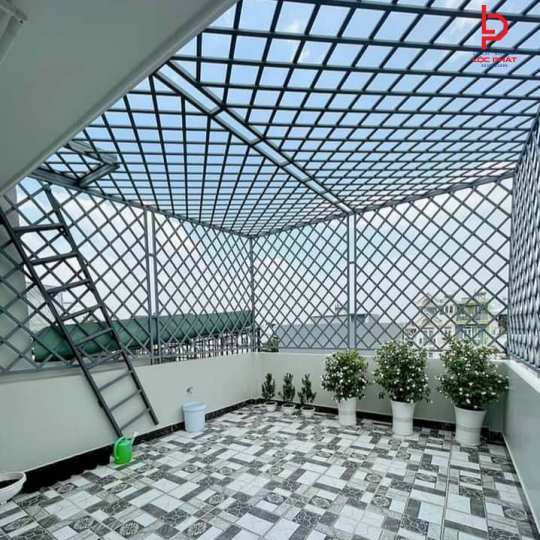 Thợ thi công khung bảo vệ sân thượng tại Quận 12