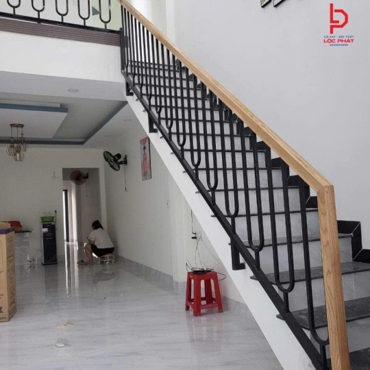 Thợ thi công lan can cầu thang tại Thủ Dầu Một