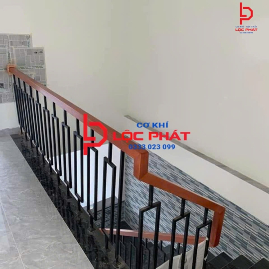Xưởng thi công lắp đặt lan can cầu thang tại Quận 2