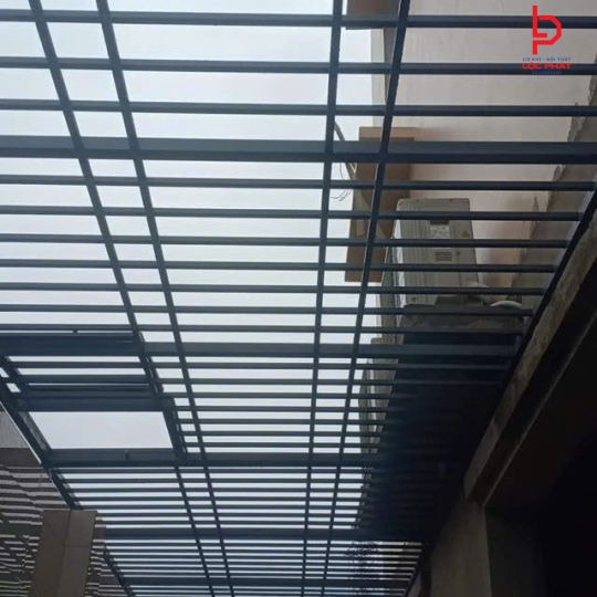 Làm khung sắt bảo vệ tại Xuân Lộc