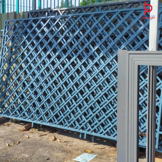 Làm khung sắt bảo vệ tại Bình Dương